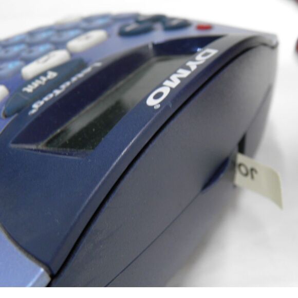 DYMO LetraTag 100T Table Top Label Maker - Picture 3 of 8